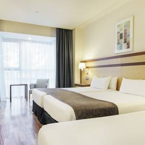 Camera doppia con letto aggiunto Hotel ILUNION Pío XII Madrid